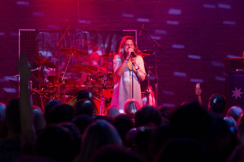 Gaia Mesiah si ochočila Žlutého psa v Pardubicích, divákům naservírovala příval energie