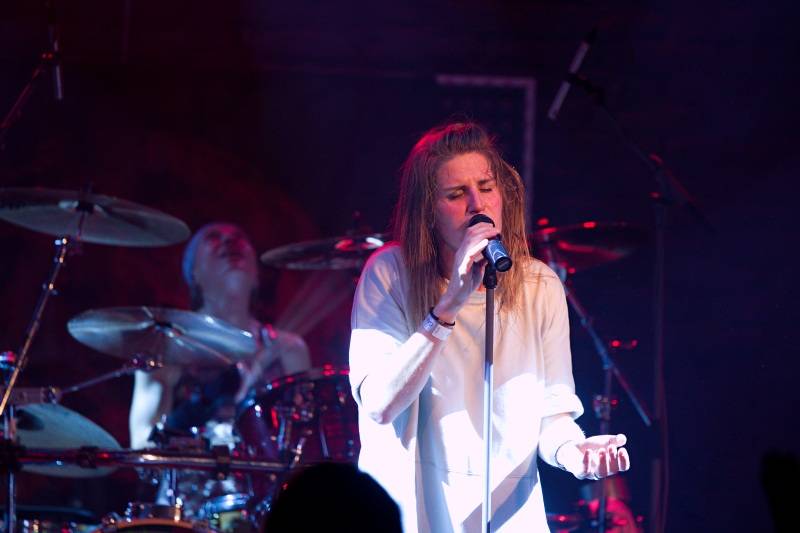 Gaia Mesiah si ochočila Žlutého psa v Pardubicích, divákům naservírovala příval energie