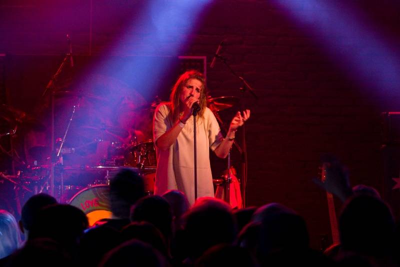 Gaia Mesiah si ochočila Žlutého psa v Pardubicích, divákům naservírovala příval energie