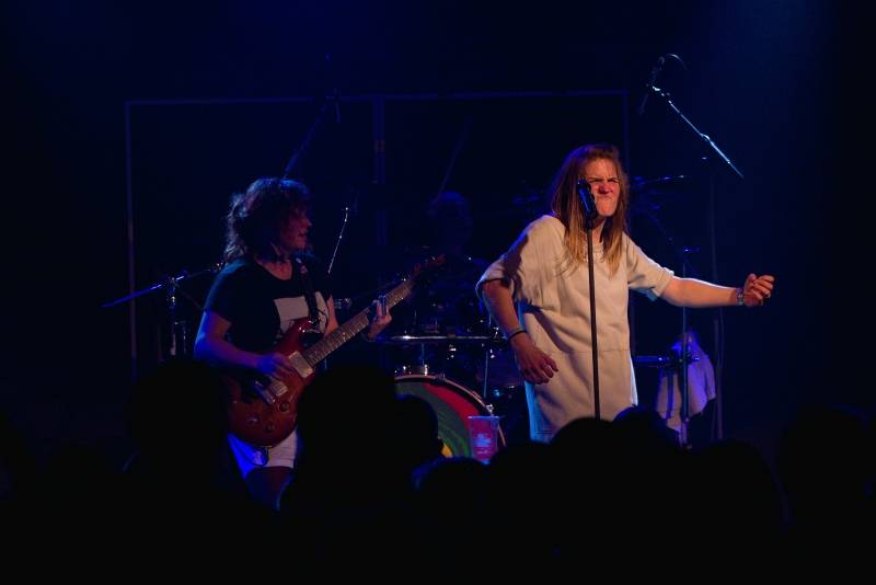 Gaia Mesiah si ochočila Žlutého psa v Pardubicích, divákům naservírovala příval energie