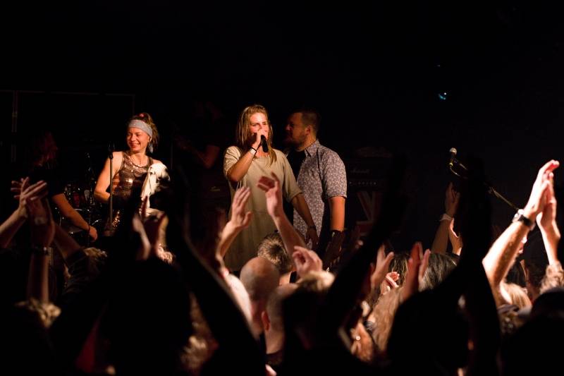 Gaia Mesiah si ochočila Žlutého psa v Pardubicích, divákům naservírovala příval energie