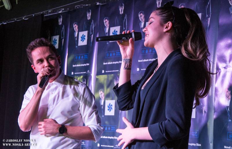 Slza podepsala novou desku Holomráz, pokřtili ji Celeste Buckingham, Anna Kadeřávková a fanoušci Michal a Pavla