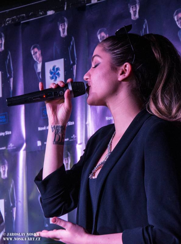 Slza podepsala novou desku Holomráz, pokřtili ji Celeste Buckingham, Anna Kadeřávková a fanoušci Michal a Pavla