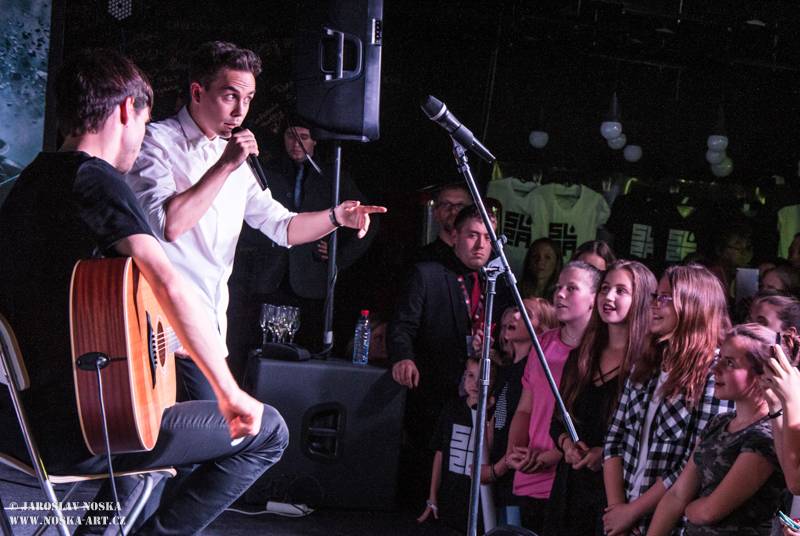 Slza podepsala novou desku Holomráz, pokřtili ji Celeste Buckingham, Anna Kadeřávková a fanoušci Michal a Pavla