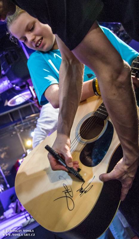 Slza podepsala novou desku Holomráz, pokřtili ji Celeste Buckingham, Anna Kadeřávková a fanoušci Michal a Pavla