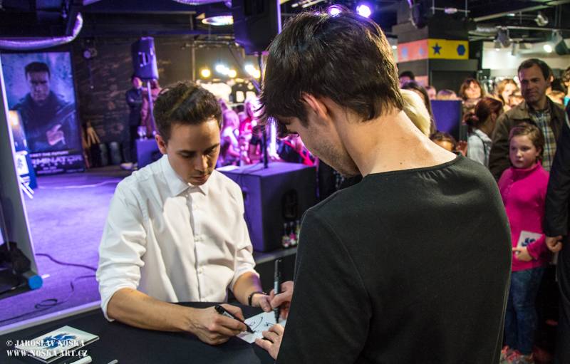 Slza podepsala novou desku Holomráz, pokřtili ji Celeste Buckingham, Anna Kadeřávková a fanoušci Michal a Pavla