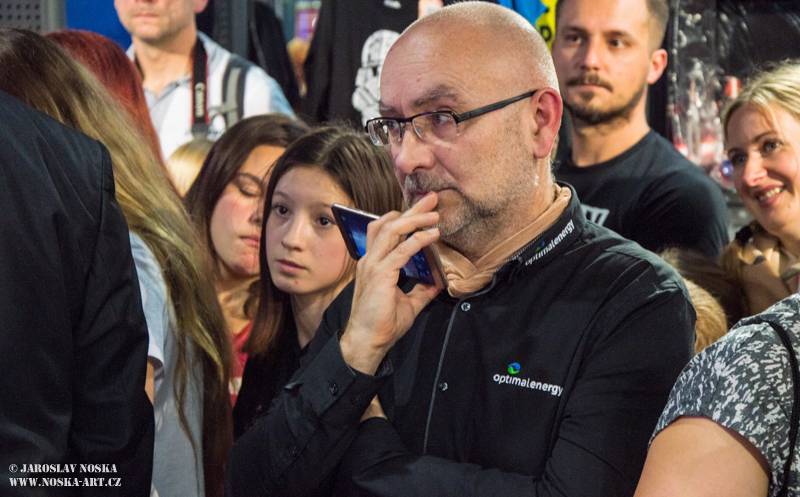 Slza podepsala novou desku Holomráz, pokřtili ji Celeste Buckingham, Anna Kadeřávková a fanoušci Michal a Pavla