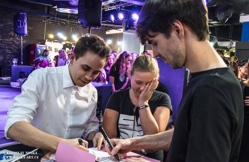 Slza podepsala novou desku Holomráz, pokřtili ji Celeste Buckingham, Anna Kadeřávková a fanoušci Michal a Pavla