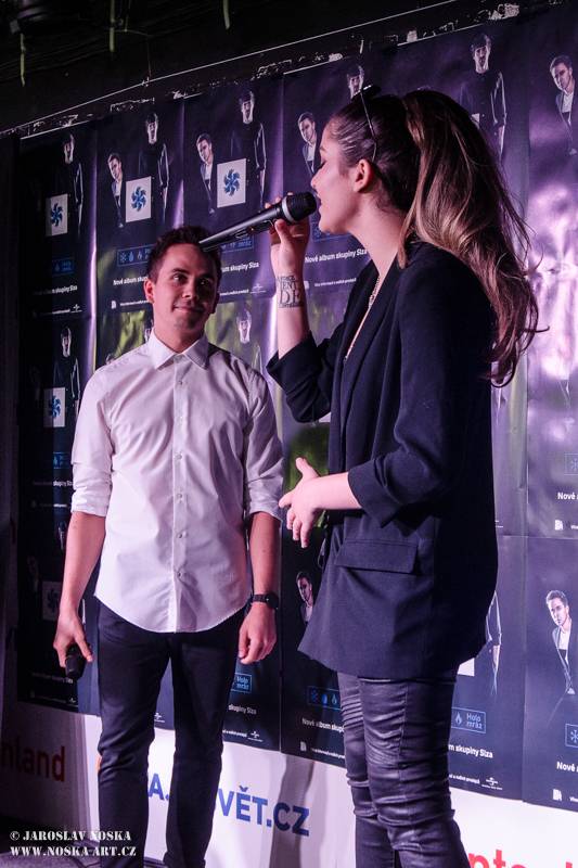 Slza podepsala novou desku Holomráz, pokřtili ji Celeste Buckingham, Anna Kadeřávková a fanoušci Michal a Pavla