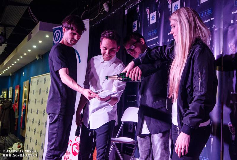 Slza podepsala novou desku Holomráz, pokřtili ji Celeste Buckingham, Anna Kadeřávková a fanoušci Michal a Pavla