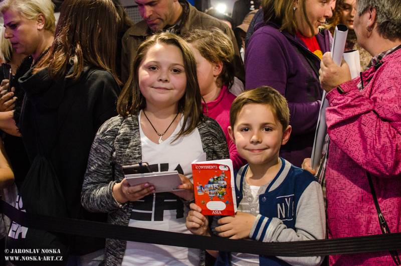 Slza podepsala novou desku Holomráz, pokřtili ji Celeste Buckingham, Anna Kadeřávková a fanoušci Michal a Pavla