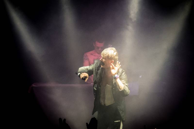 Slovanská rave party v centru Prahy: Little Big přivezli zběsilé taneční rytmy a světelnou show