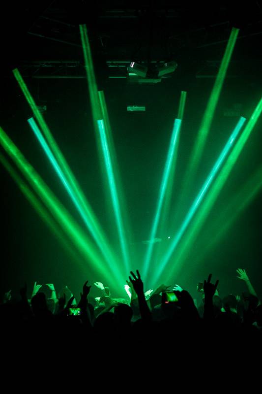 Slovanská rave party v centru Prahy: Little Big přivezli zběsilé taneční rytmy a světelnou show