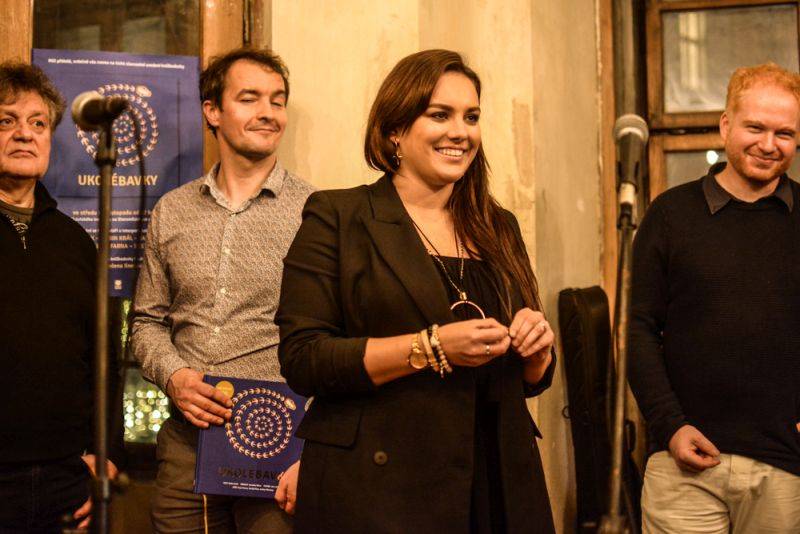 Tomáš Klus a Ewa Farna pokřtili knížkodesku Ukolébavky