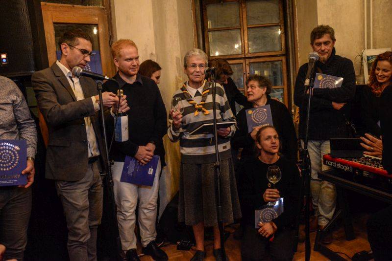 Tomáš Klus a Ewa Farna pokřtili knížkodesku Ukolébavky