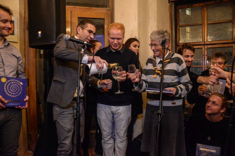 Tomáš Klus a Ewa Farna pokřtili knížkodesku Ukolébavky