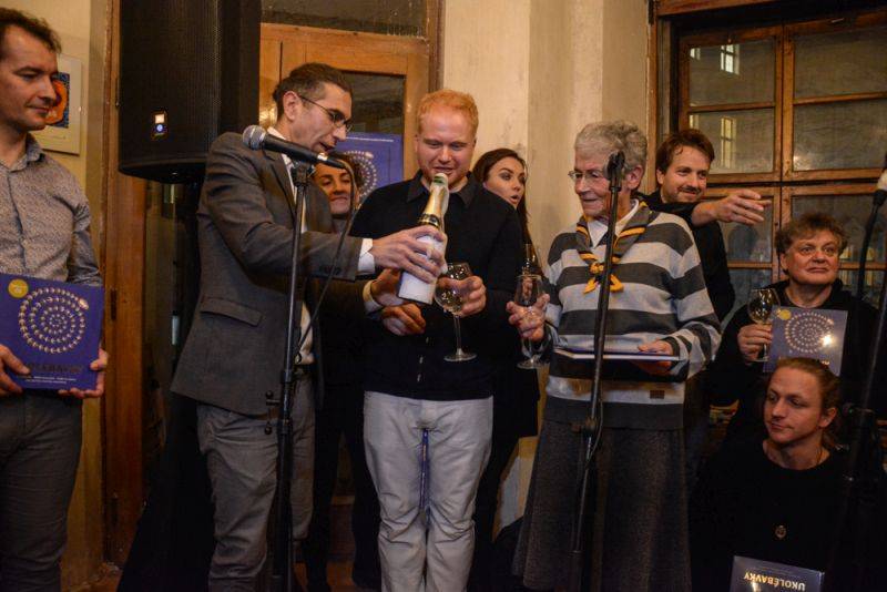 Tomáš Klus a Ewa Farna pokřtili knížkodesku Ukolébavky