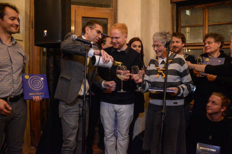 Tomáš Klus a Ewa Farna pokřtili knížkodesku Ukolébavky