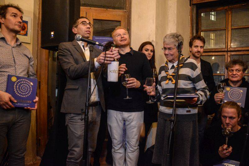 Tomáš Klus a Ewa Farna pokřtili knížkodesku Ukolébavky