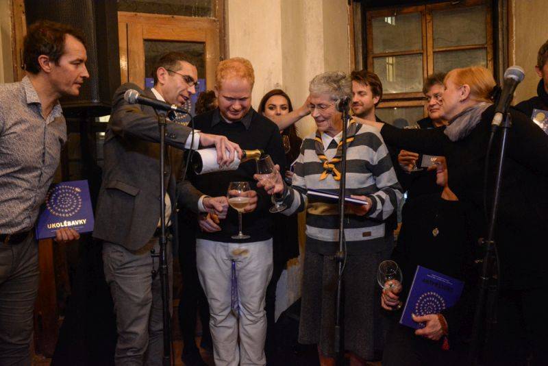 Tomáš Klus a Ewa Farna pokřtili knížkodesku Ukolébavky