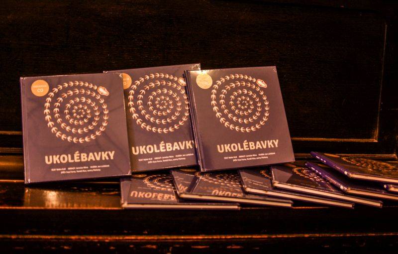 Tomáš Klus a Ewa Farna pokřtili knížkodesku Ukolébavky