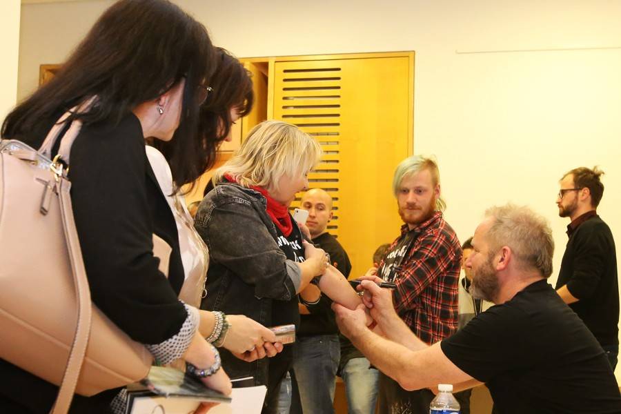 David Koller dostal v Brně za skvělý výkon hromadu kalhotek a podprsenku