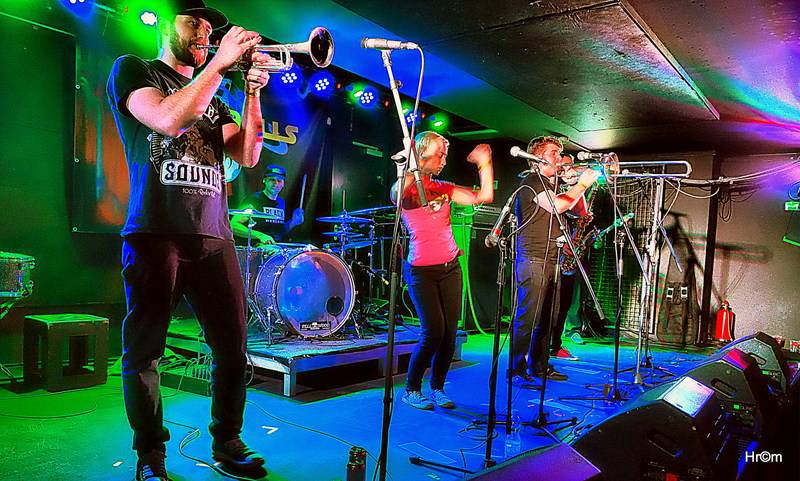 Na podzimním Mighty Sounds vystoupili Oreskaband z Japonska i američtí The Toasters