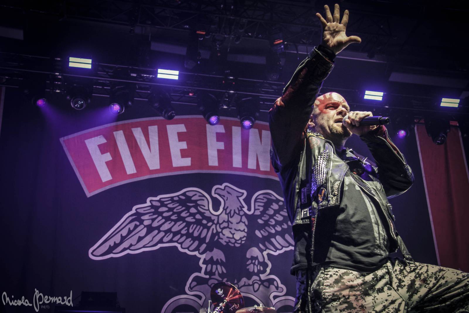Titáni Five Finger Death Punch dorazili do Prahy. Fanoušky čekala skvělá světelná i vizuální show