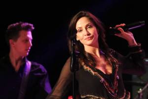 Natalie Imbruglia se s Torn a dalšími hity zastavila v trenčínském Piano Clubu