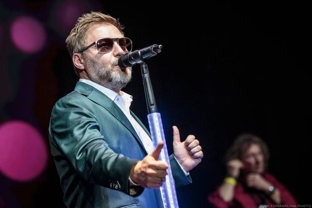 Těžkej Pokondr oslavil ve Foru Karlín 21 let působení, gratulovali Lukáš Pavlásek nebo Martin Dejdar