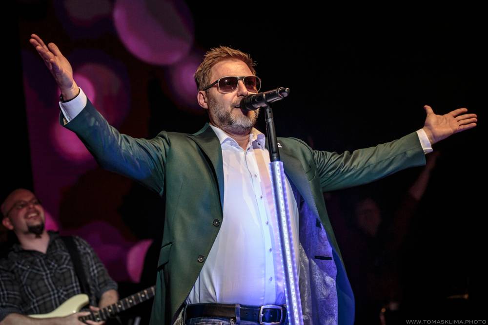 Těžkej Pokondr oslavil ve Foru Karlín 21 let působení, gratulovali Lukáš Pavlásek nebo Martin Dejdar