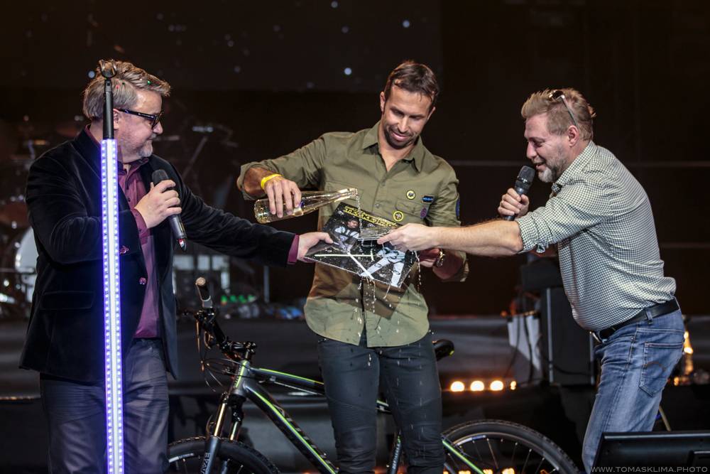 Těžkej Pokondr oslavil ve Foru Karlín 21 let působení, gratulovali Lukáš Pavlásek nebo Martin Dejdar