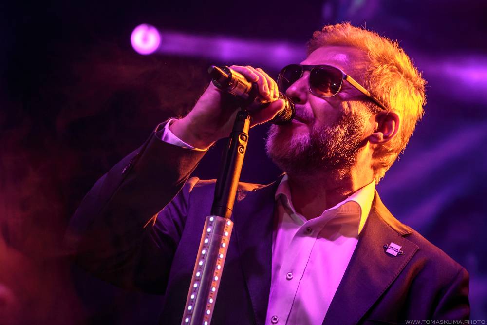 Těžkej Pokondr oslavil ve Foru Karlín 21 let působení, gratulovali Lukáš Pavlásek nebo Martin Dejdar