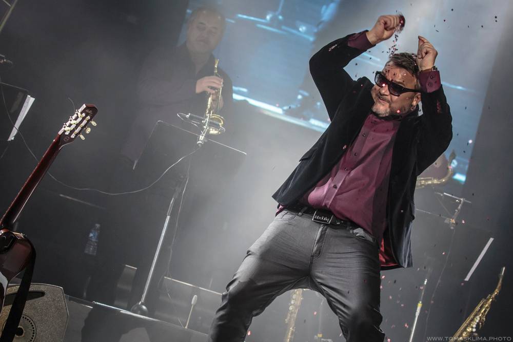 Těžkej Pokondr oslavil ve Foru Karlín 21 let působení, gratulovali Lukáš Pavlásek nebo Martin Dejdar