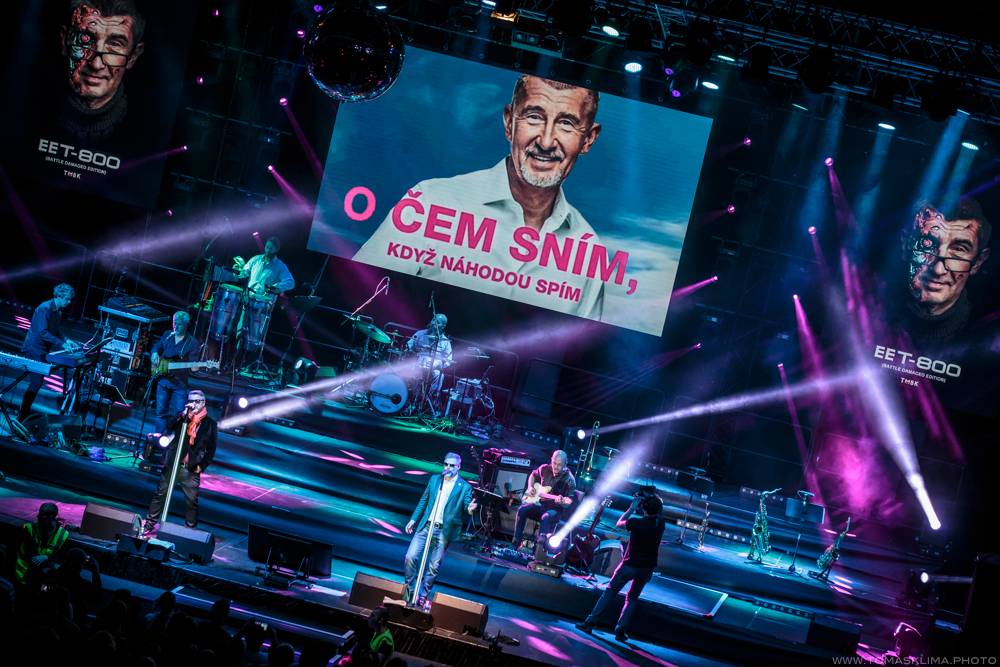 Těžkej Pokondr oslavil ve Foru Karlín 21 let působení, gratulovali Lukáš Pavlásek nebo Martin Dejdar