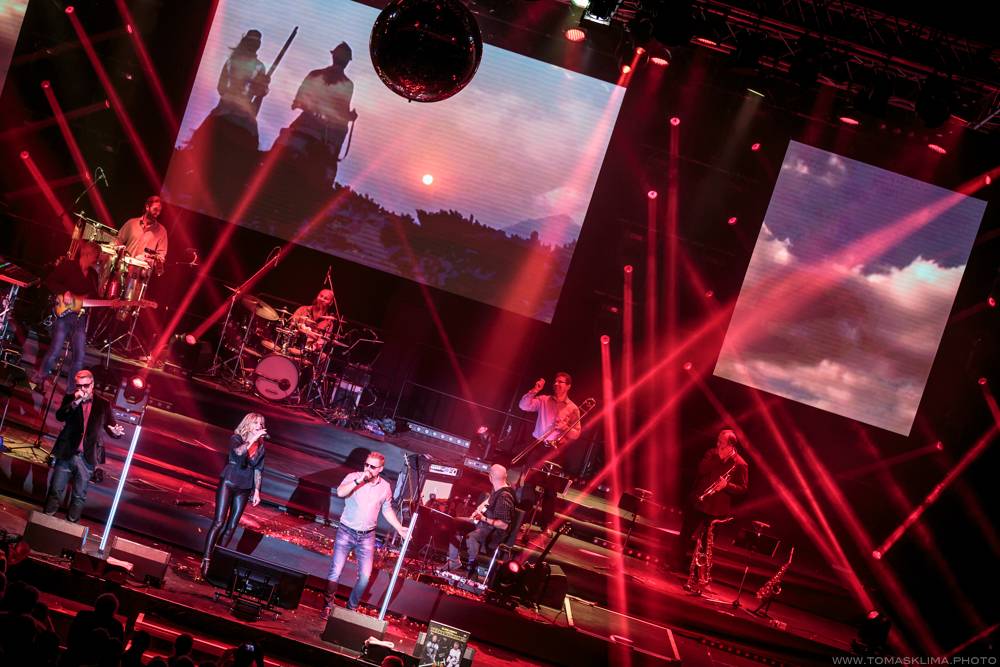 Těžkej Pokondr oslavil ve Foru Karlín 21 let působení, gratulovali Lukáš Pavlásek nebo Martin Dejdar