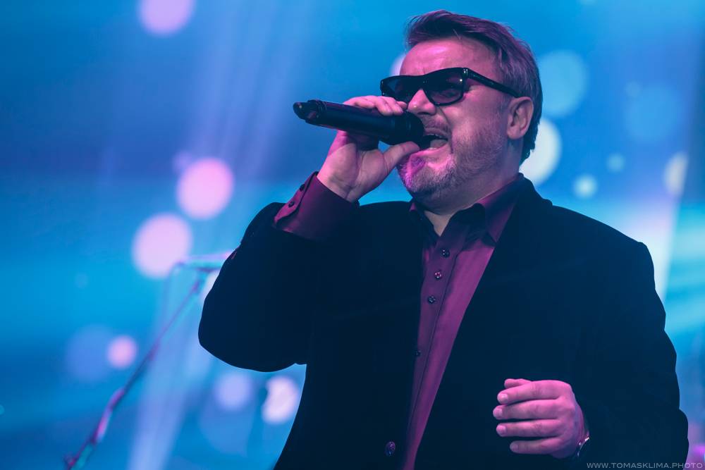 Těžkej Pokondr oslavil ve Foru Karlín 21 let působení, gratulovali Lukáš Pavlásek nebo Martin Dejdar