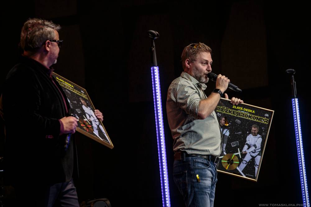 Těžkej Pokondr oslavil ve Foru Karlín 21 let působení, gratulovali Lukáš Pavlásek nebo Martin Dejdar