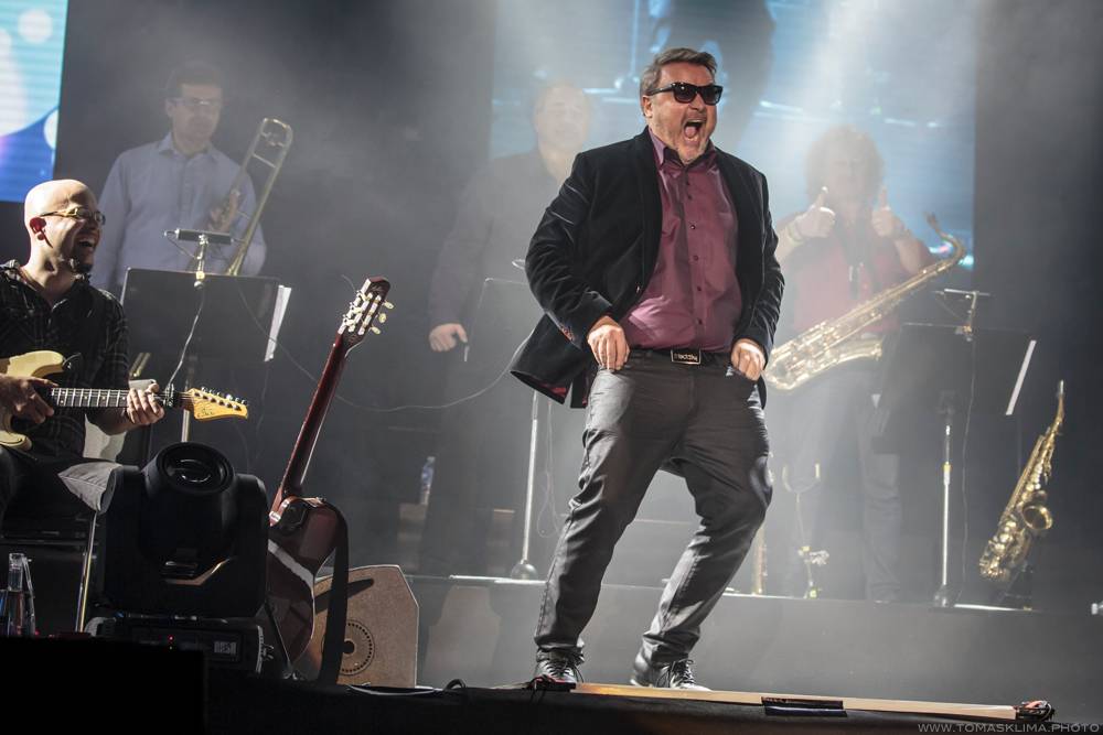 Těžkej Pokondr oslavil ve Foru Karlín 21 let působení, gratulovali Lukáš Pavlásek nebo Martin Dejdar