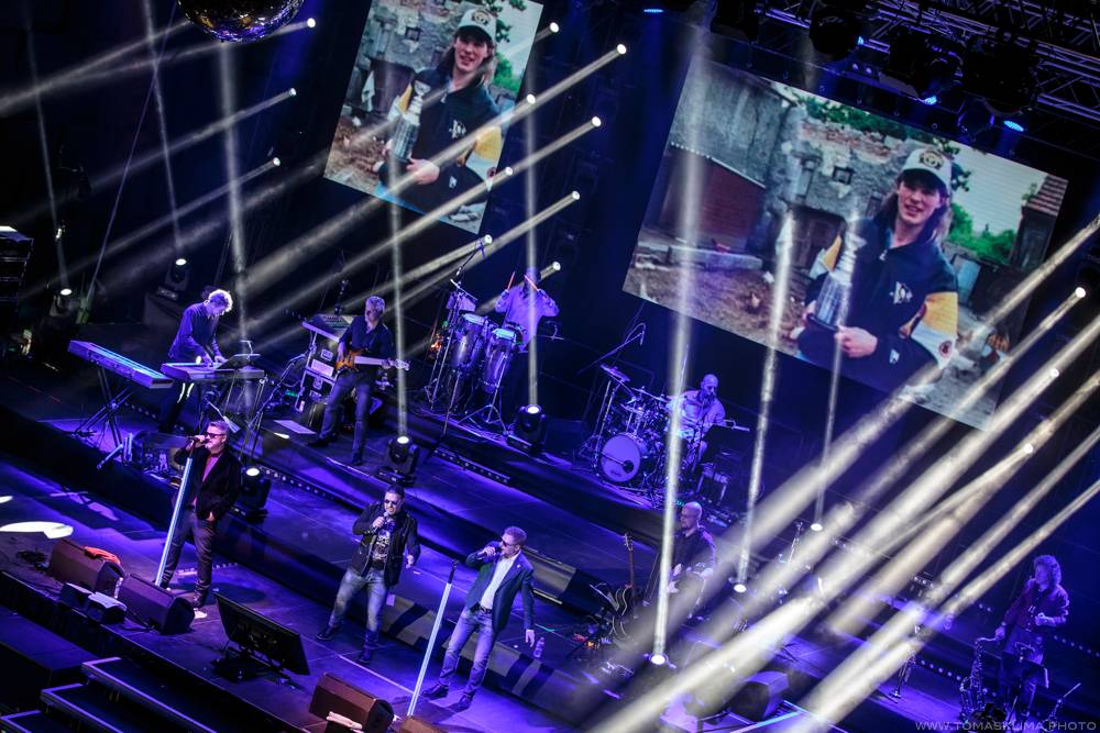 Těžkej Pokondr oslavil ve Foru Karlín 21 let působení, gratulovali Lukáš Pavlásek nebo Martin Dejdar