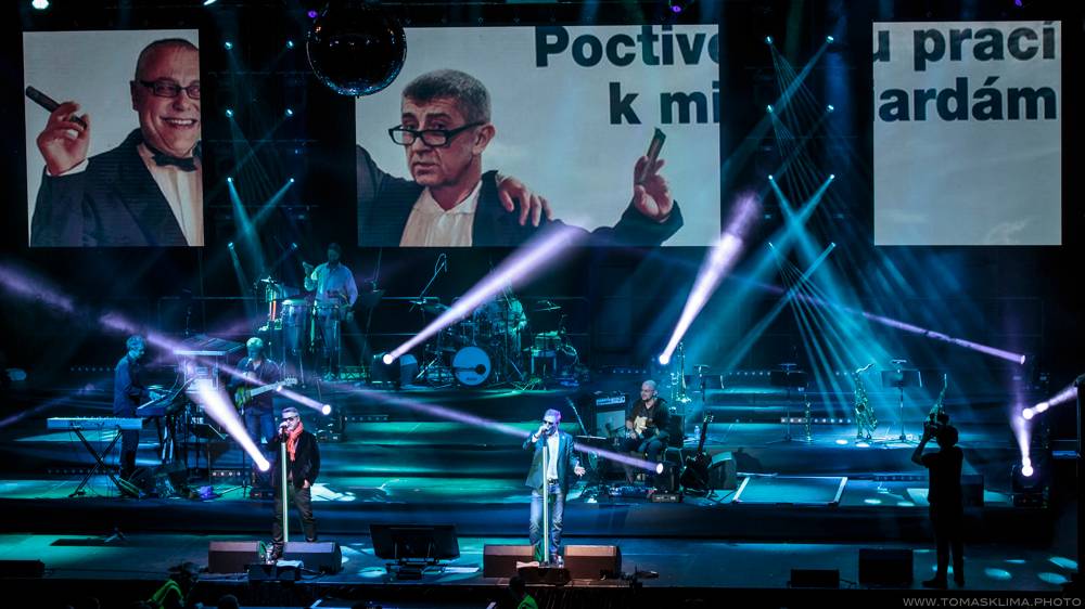 Těžkej Pokondr oslavil ve Foru Karlín 21 let působení, gratulovali Lukáš Pavlásek nebo Martin Dejdar