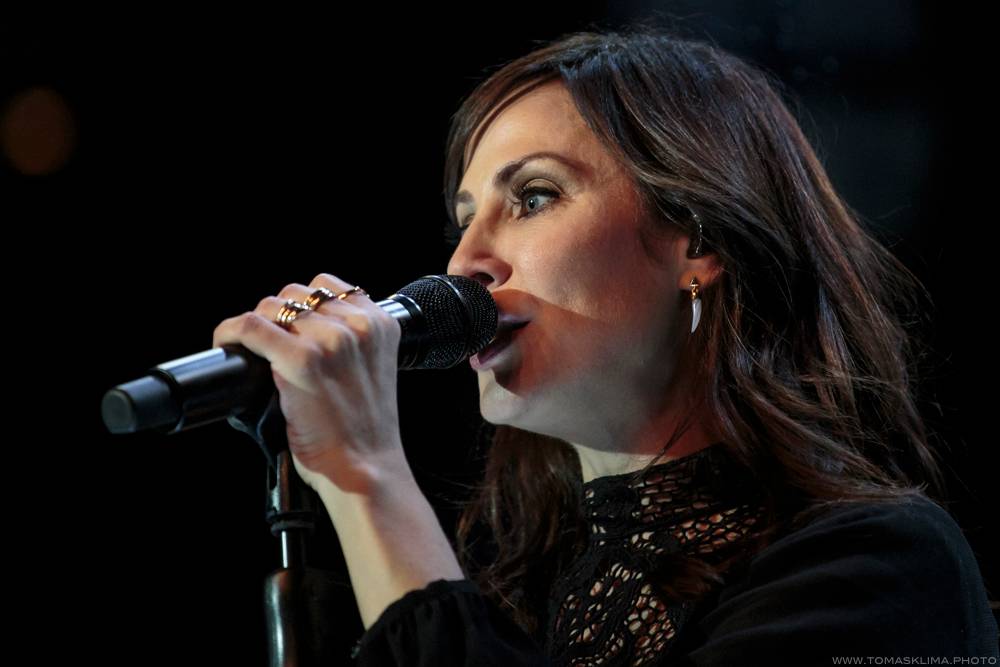 Natalie Imbruglia pražský klub SaSaZu nenaplnila, diváky si ale získala svým šarmem
