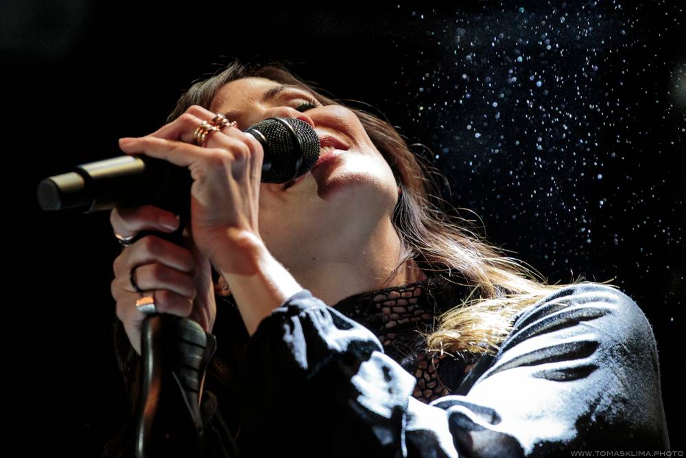 Natalie Imbruglia pražský klub SaSaZu nenaplnila, diváky si ale získala svým šarmem