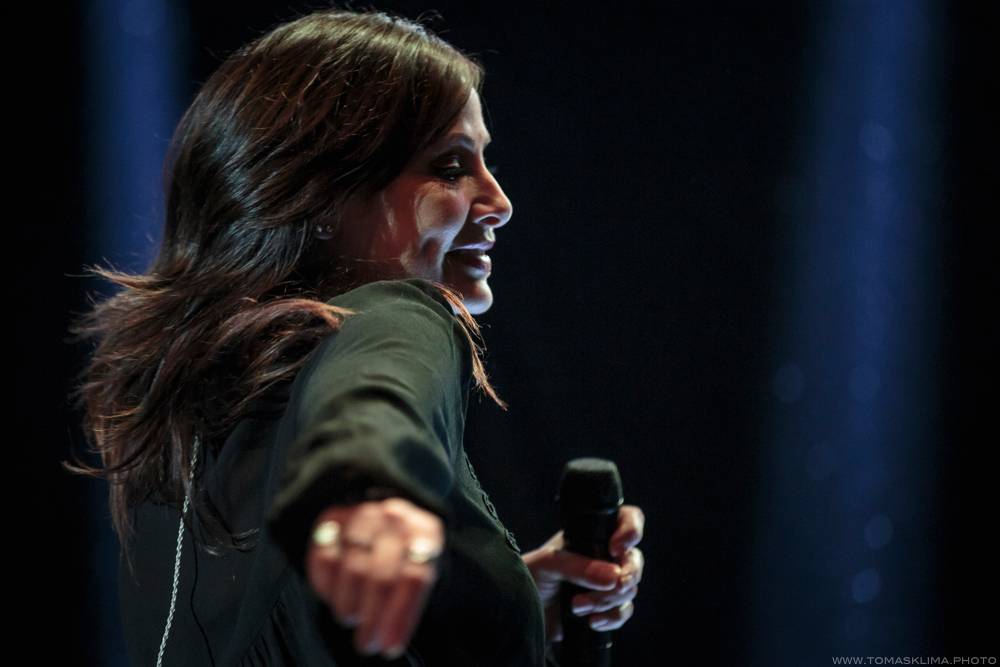 Natalie Imbruglia pražský klub SaSaZu nenaplnila, diváky si ale získala svým šarmem