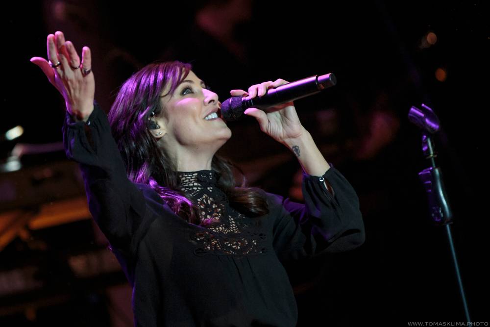 Natalie Imbruglia pražský klub SaSaZu nenaplnila, diváky si ale získala svým šarmem