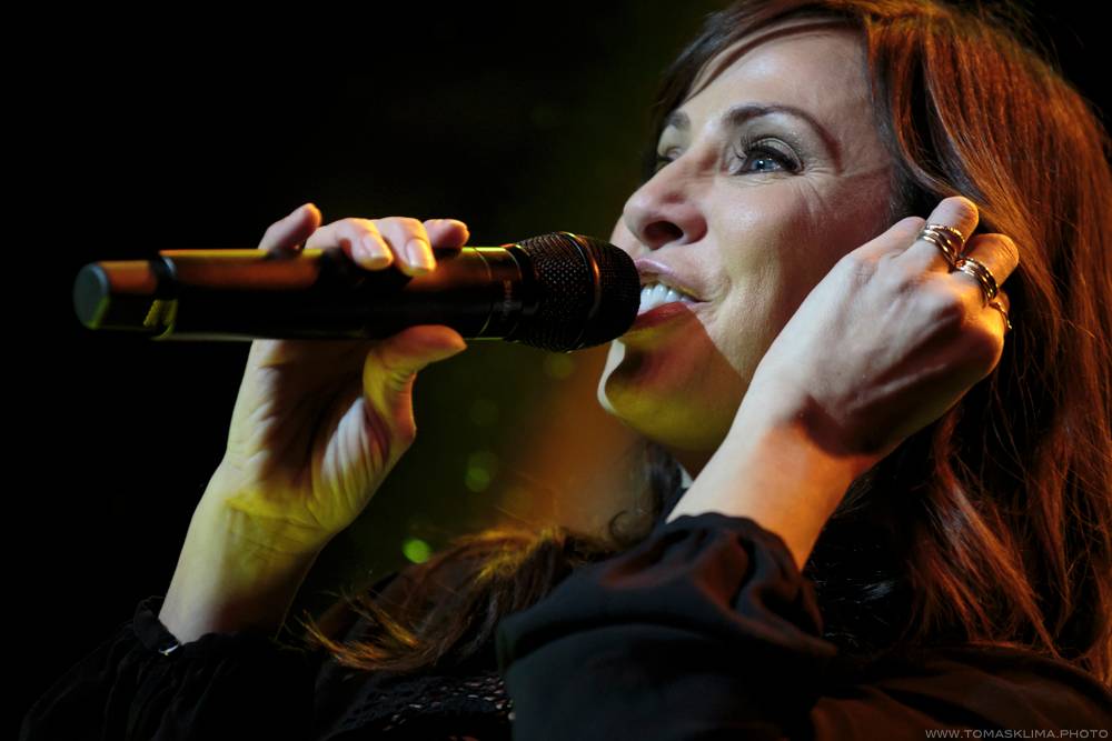 Natalie Imbruglia pražský klub SaSaZu nenaplnila, diváky si ale získala svým šarmem