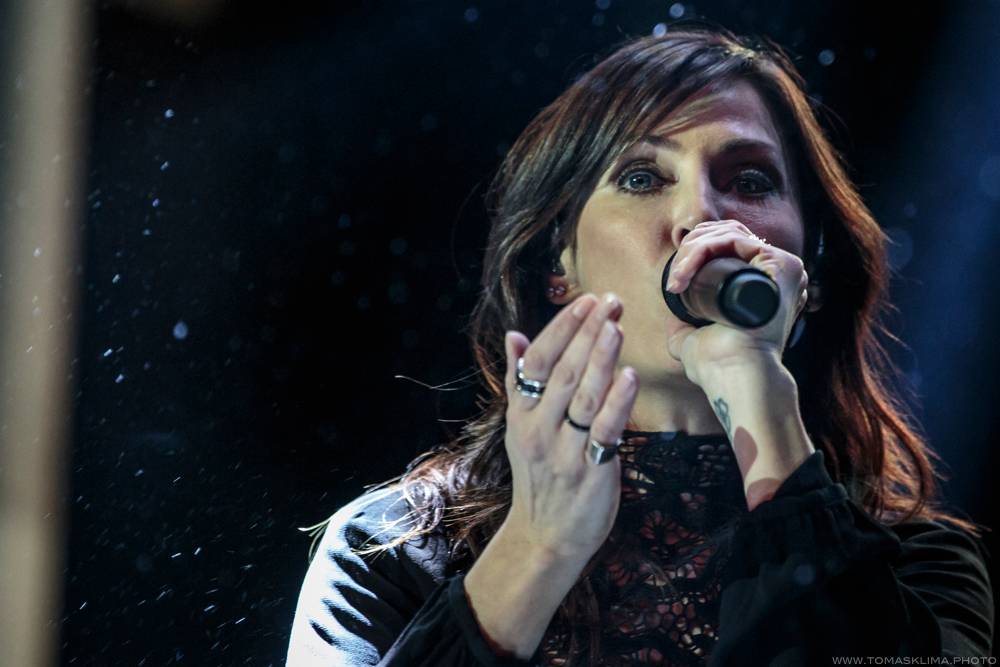 Natalie Imbruglia pražský klub SaSaZu nenaplnila, diváky si ale získala svým šarmem