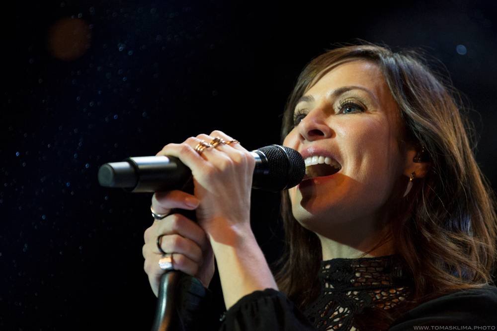 Natalie Imbruglia pražský klub SaSaZu nenaplnila, diváky si ale získala svým šarmem