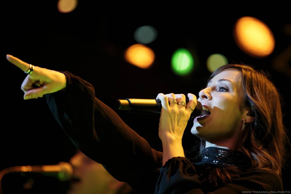 Natalie Imbruglia pražský klub SaSaZu nenaplnila, diváky si ale získala svým šarmem