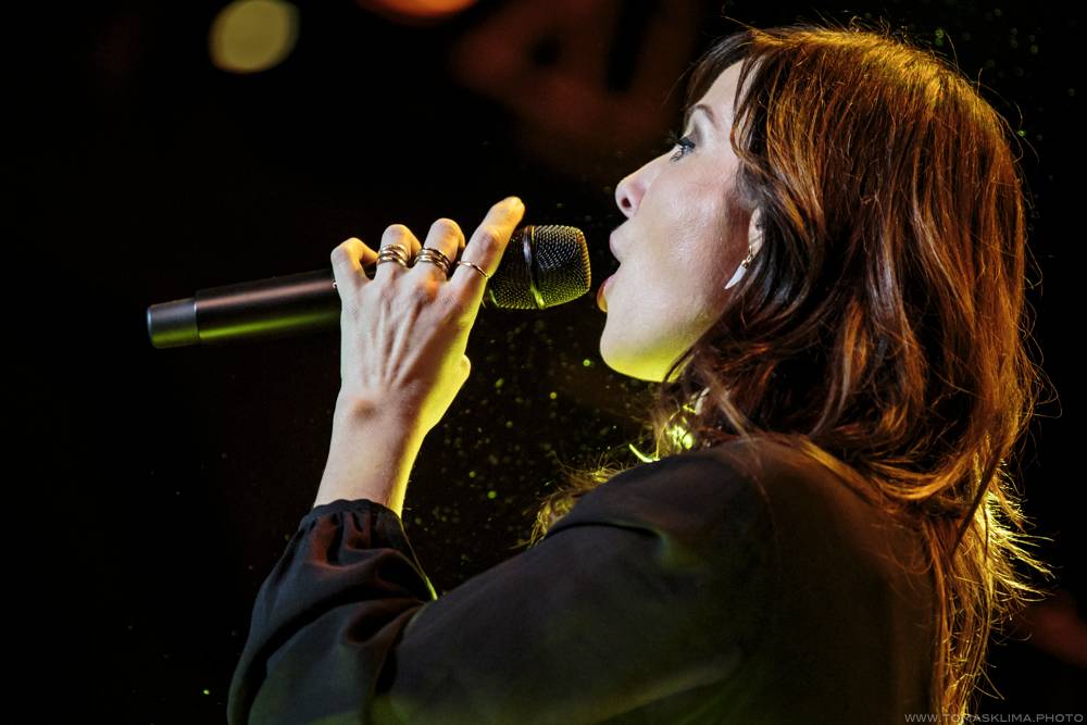 Natalie Imbruglia pražský klub SaSaZu nenaplnila, diváky si ale získala svým šarmem